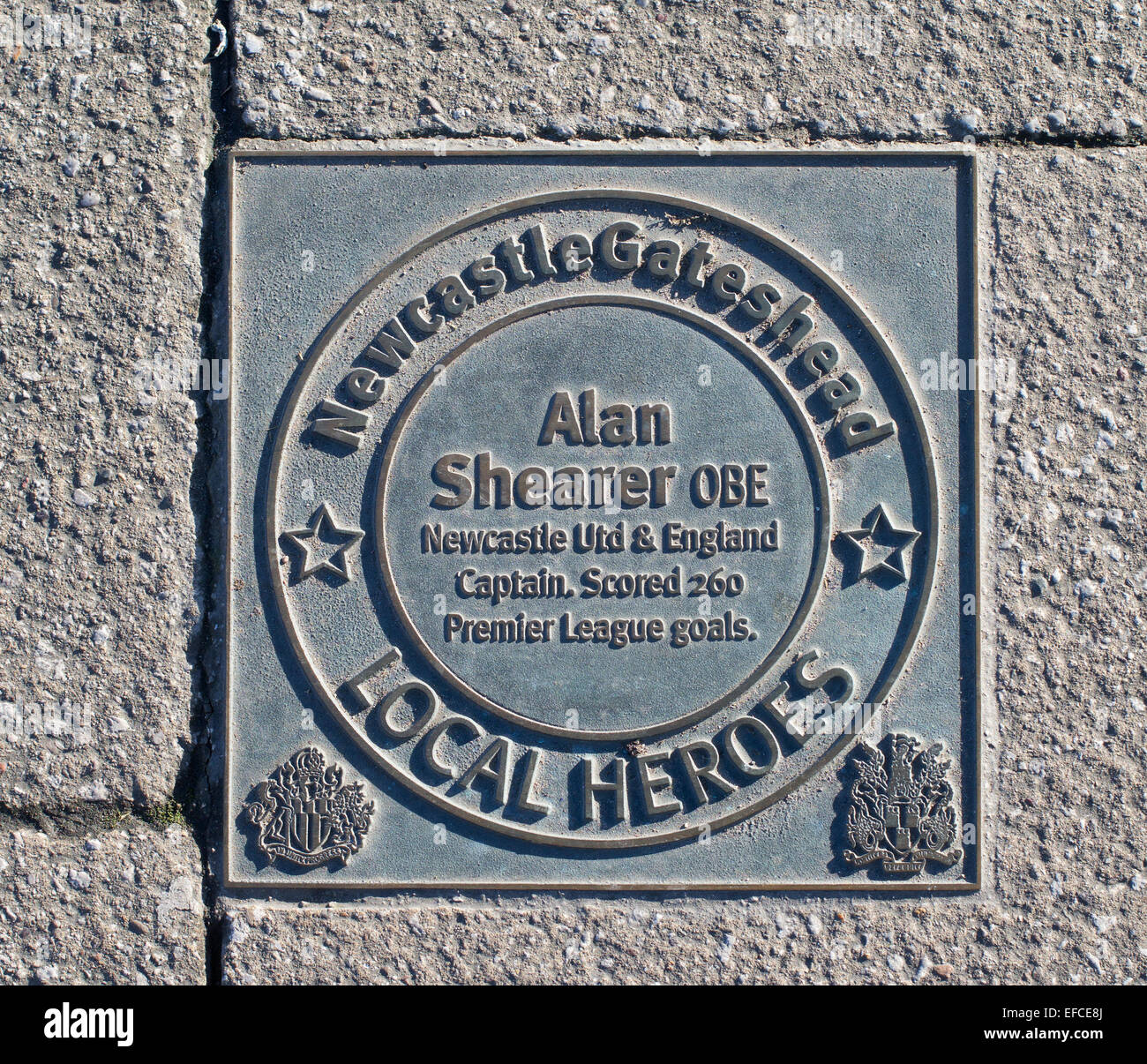 Héros Local chaussée bronze plaque dédiée à Alan Shearer, Quayside Newcastle Upon Tyne, England, UK Banque D'Images
