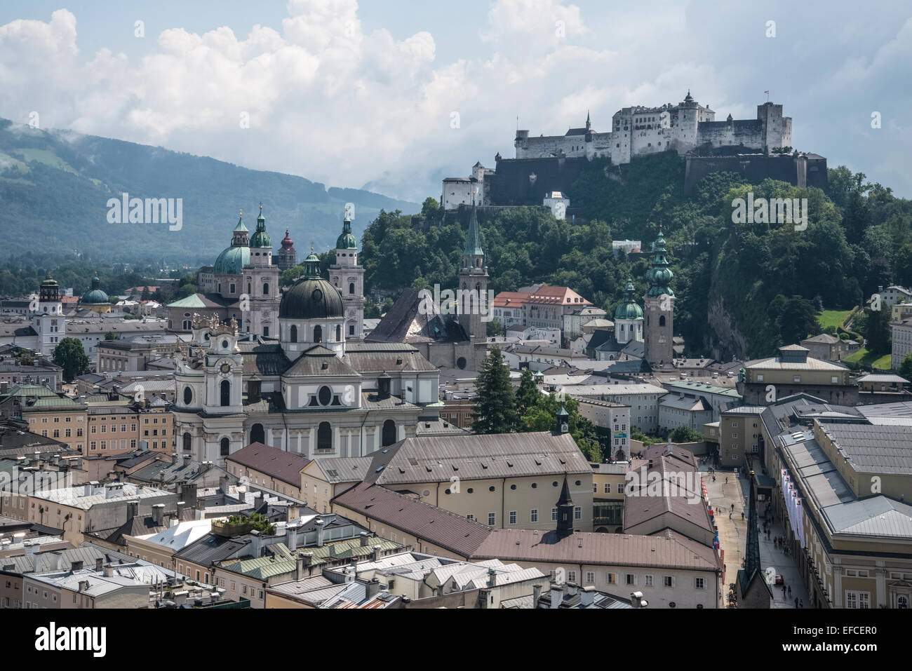 CPA De Salzbourg En Autriche, Vue Sur La Ville De La Forteresse De Hohensalzburg Eglises Montagnes