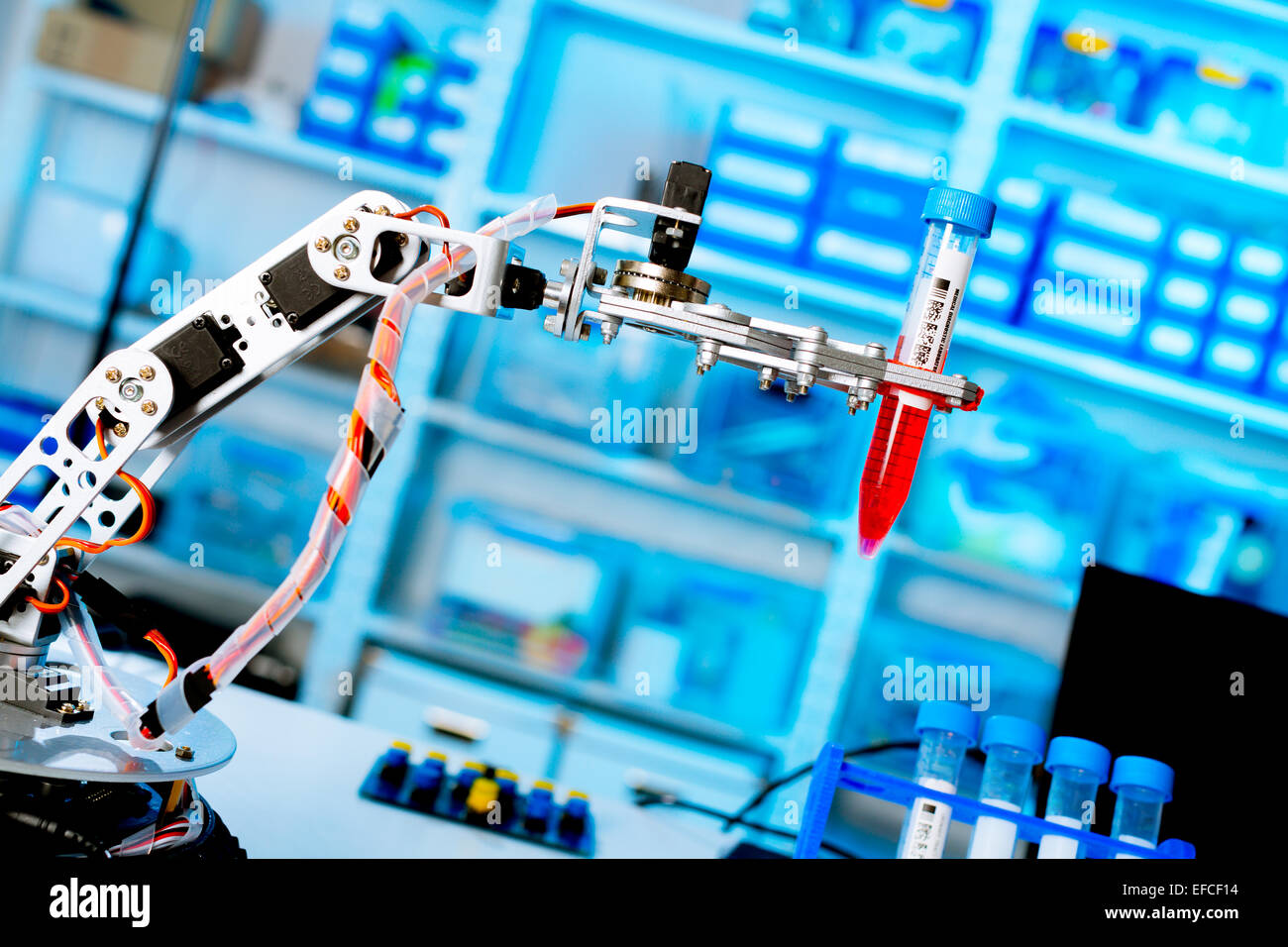 Robot manipule tubes chimiques au laboratoire Banque D'Images