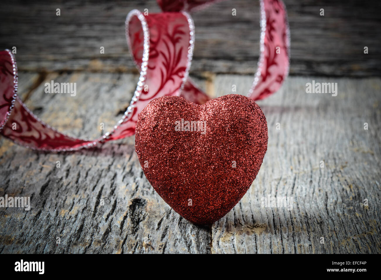 Coeur avec ruban sur fond de bois Vintage Pour la Saint-Valentin Banque D'Images