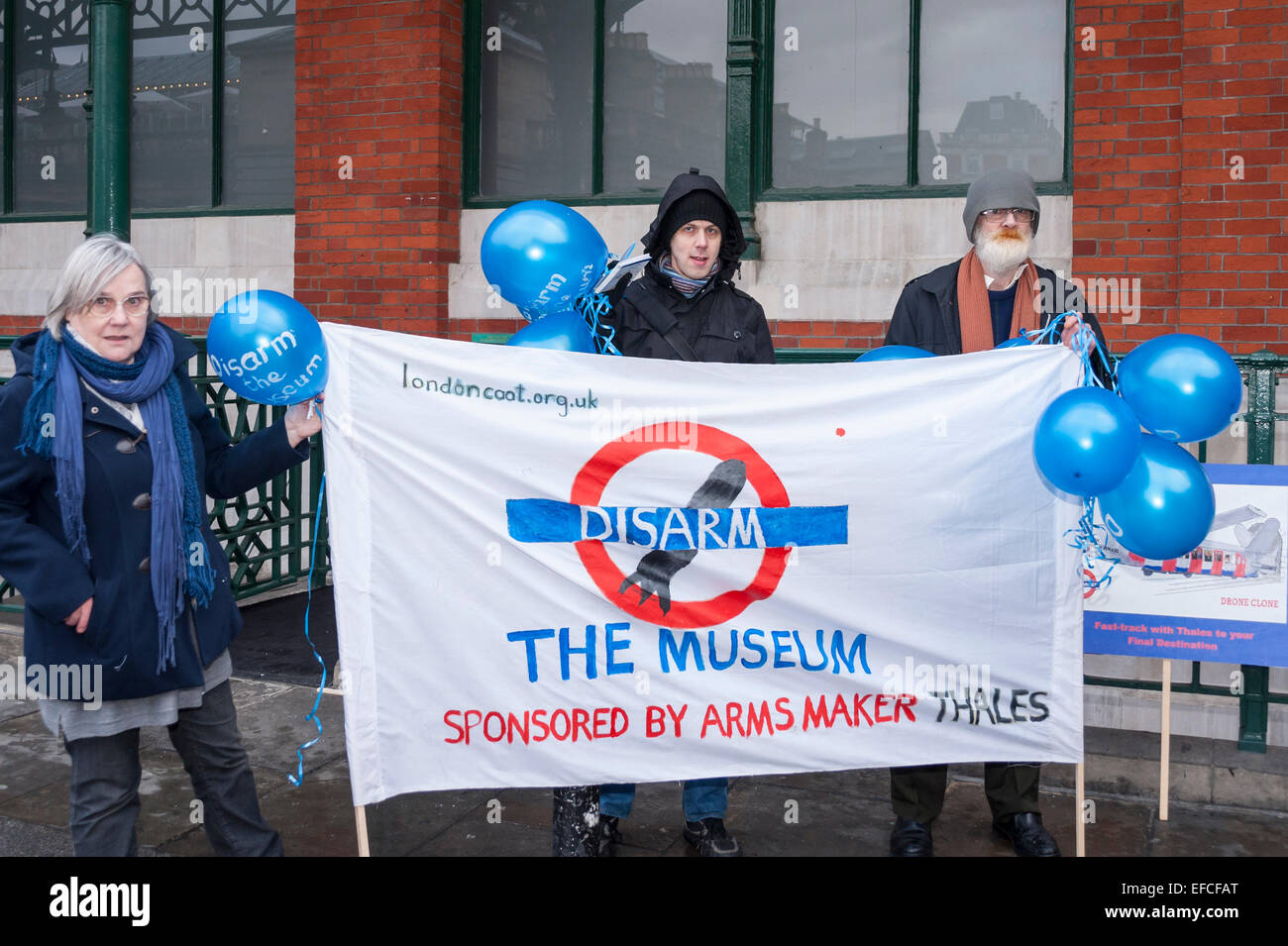 Londres, 31 janvier 2015. Membres du groupe appelé London Campaign Against Arms Trade (LCAAT) Manifestation à Covent Garden, exhortant le London Transport Museum à mettre fin à sa relation avec arms company Thales. Selon le LCAAT, Thales est le onzième plus grand arms company dans le monde fournissant des missiles, drones et autres produits militaires à des régimes répressifs. Crédit : Stephen Chung/Alamy Live News Banque D'Images