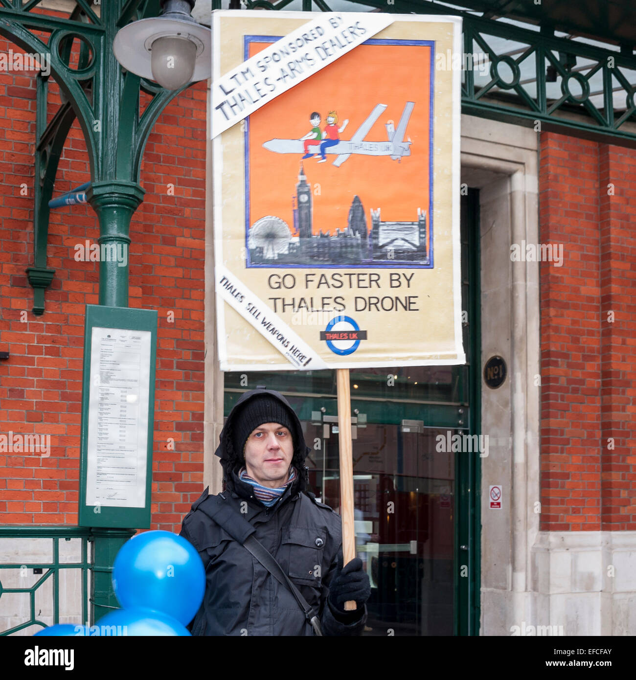 Londres, 31 janvier 2015. Membres du groupe appelé London Campaign Against Arms Trade (LCAAT) Manifestation à Covent Garden, exhortant le London Transport Museum à mettre fin à sa relation avec arms company Thales. Selon le LCAAT, Thales est le onzième plus grand arms company dans le monde fournissant des missiles, drones et autres produits militaires à des régimes répressifs. Crédit : Stephen Chung/Alamy Live News Banque D'Images