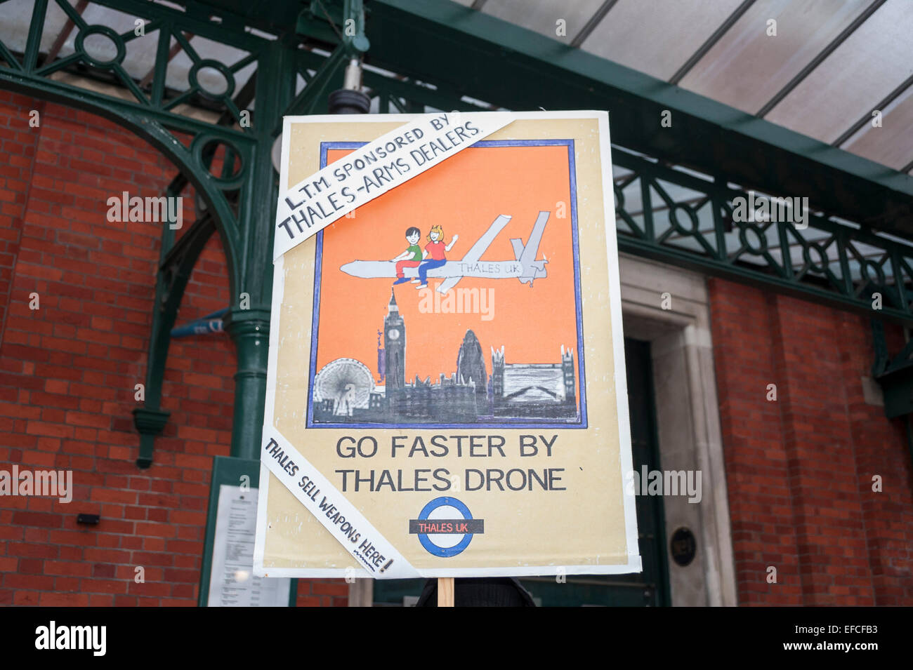 Londres, 31 janvier 2015. Membres du groupe appelé London Campaign Against Arms Trade (LCAAT) Manifestation à Covent Garden, exhortant le London Transport Museum à mettre fin à sa relation avec arms company Thales. Selon le LCAAT, Thales est le onzième plus grand arms company dans le monde fournissant des missiles, drones et autres produits militaires à des régimes répressifs. Crédit : Stephen Chung/Alamy Live News Banque D'Images