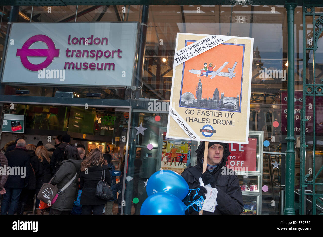 Londres, 31 janvier 2015. Membres du groupe appelé London Campaign Against Arms Trade (LCAAT) Manifestation à Covent Garden, exhortant le London Transport Museum à mettre fin à sa relation avec arms company Thales. Selon le LCAAT, Thales est le onzième plus grand arms company dans le monde fournissant des missiles, drones et autres produits militaires à des régimes répressifs. Crédit : Stephen Chung/Alamy Live News Banque D'Images