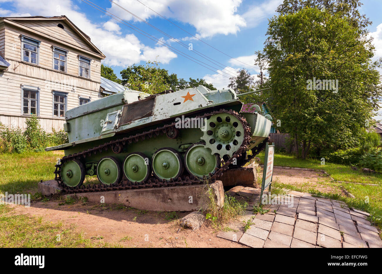 Lumière soviétique blindé semi tracteur d'artillerie d'un suivi au-P comme monument Banque D'Images