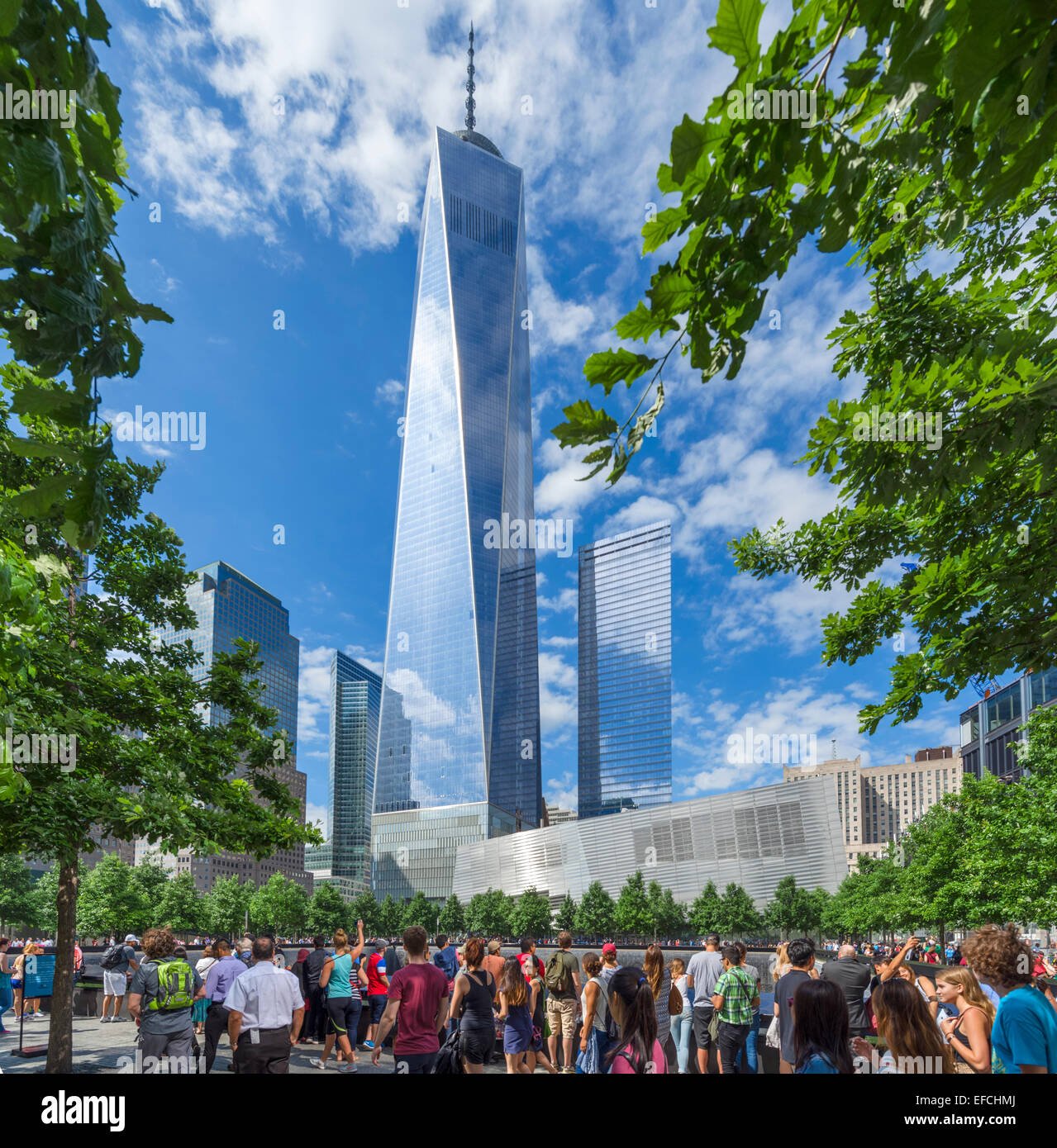 Les visiteurs autour de la piscine du sud du Mémorial National du 11 septembre avec One World Trade Center derrière, NYC, New York, NY, USA Banque D'Images