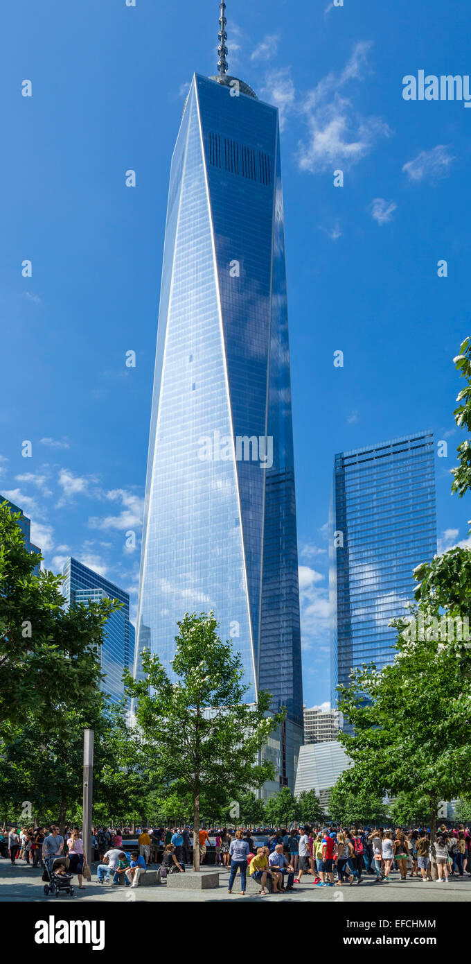 Piscine du sud du Mémorial National du 11 septembre avec One World Trade Center derrière, NYC, New York, NY, USA Banque D'Images