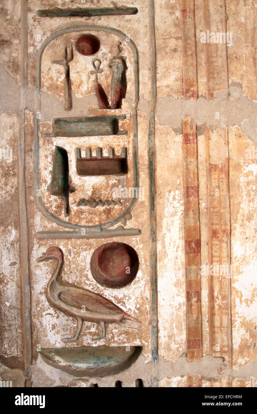 Cartouche / temple funéraire de Ramsès III à Medinat Habu / Rive ouest du Nil Louxor / Égypte / Banque D'Images