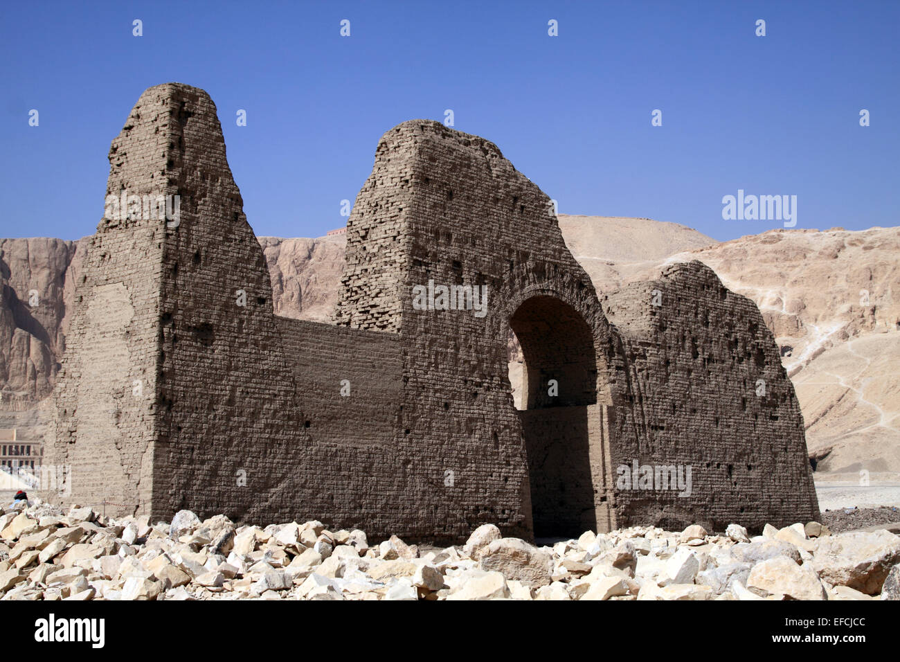 Mudbrick ruines à Deir el-Bahri avec le Temple de la reine Hatchepsout derrière / Rive ouest du Nil Louxor / Égypte / Banque D'Images