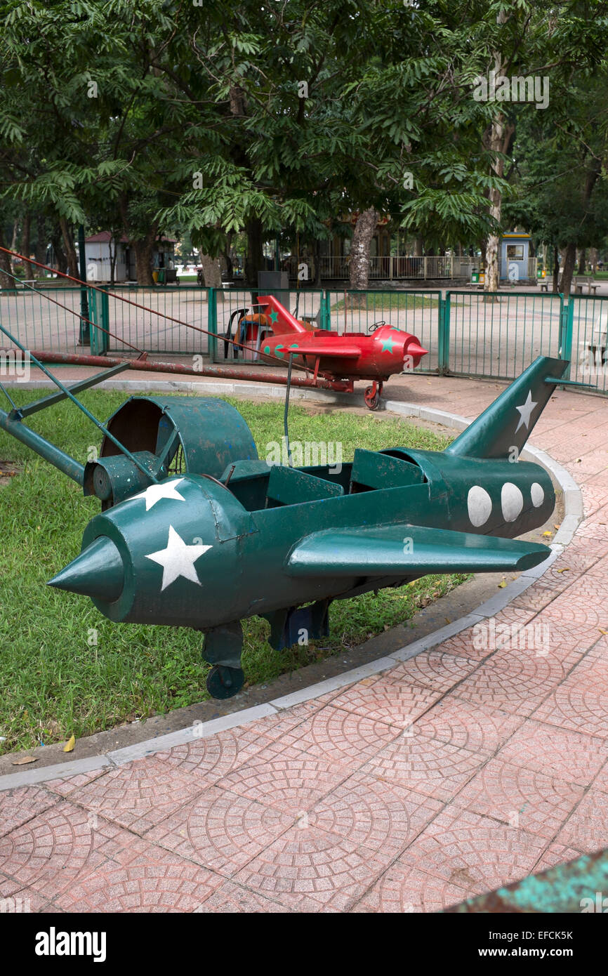 Avions Aire de jeux dans le parc Thong Nhat Hanoi Vietnam Banque D'Images