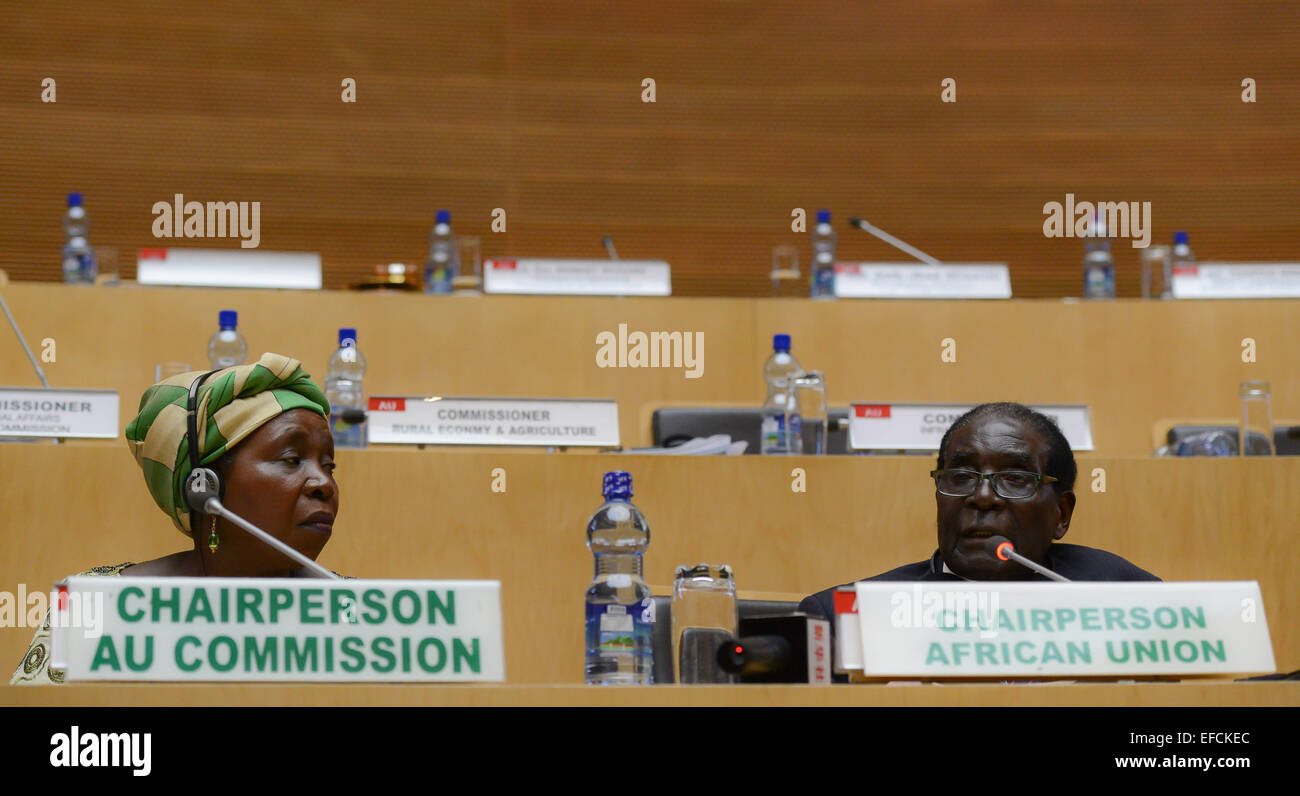 Addis Abeba, Ethiopie. Jan 31, 2015. Nkosazana Dlamini-Zuma (L), Président de l'Union africaine (UA), la Commission et le nouveau président de l'UA en rotation et le président Robert Mugabe du Zimbabwe, assister à la conférence de presse finale de la 24e Sommet de l'UA au Siège de l'UA à Addis Abeba, capitale de l'Éthiopie, le 31 janvier, 2015.La 24e Union Africaine (UA) a plus tard samedi avec l'adoption de l'Agenda 2063, une vision et un plan d'action vers l'Afrique prospère et pacifique. Credit : Zhai Jianlan/Xinhua/Alamy Live News Banque D'Images