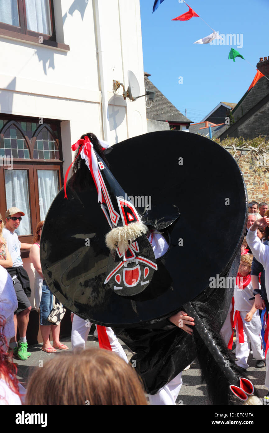 Un Hobby Horse avec un masque rouge sur un festival de danse. Banque D'Images