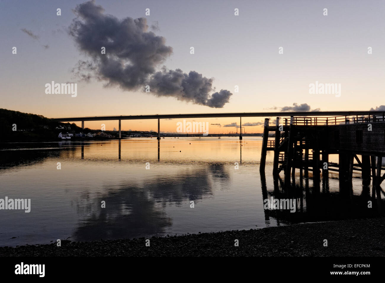 L'estuaire en face de Pembroke Cleddau marée, le Pays de Galles est relié au village de Burton avec rafraîchissement. pub riverside Banque D'Images