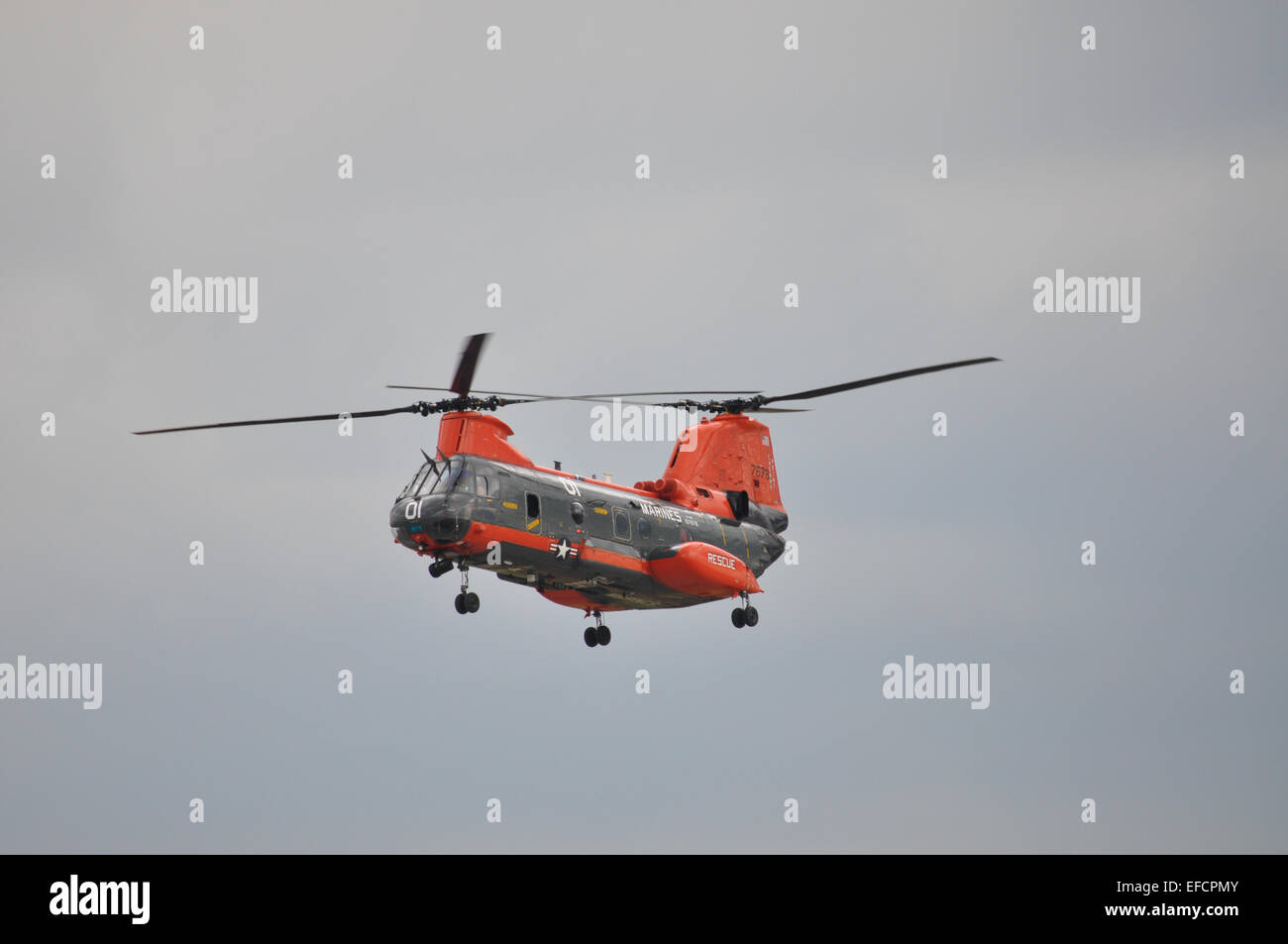 Un CH-46 Sea Knight vol en hélicoptère au MCAS Cherry Point meeting aérien. Banque D'Images