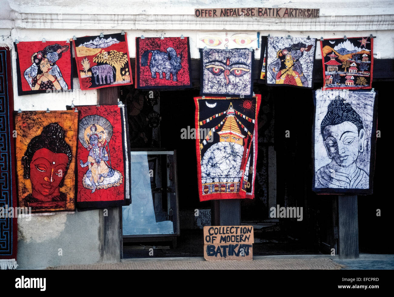Art Batik fait main avec une variété de modèles et de couleurs sont offertes en vente à l'extérieur d'une boutique à Katmandou, au Népal, en Asie du Sud. Banque D'Images