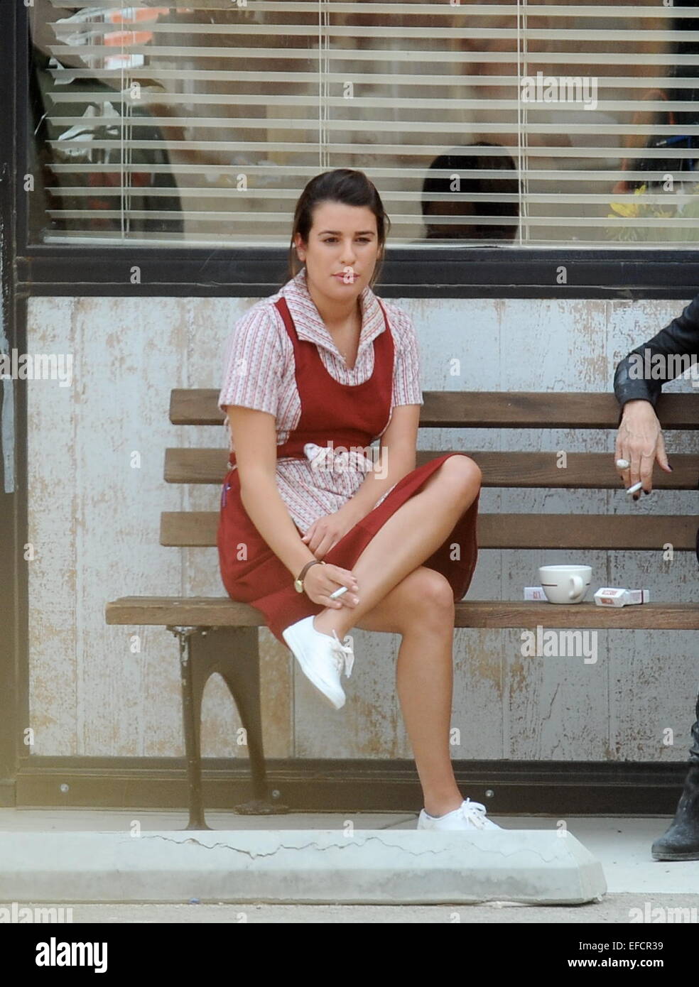 Lea Michele est vu portant un costume de serveuse et fumer des
