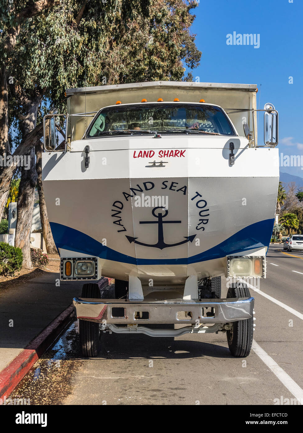 Vue de l'extrémité avant de la 'Terre Requin." c'est un très grand véhicule amphibie qui emmène les touristes sur la terre et de la mer à Santa Barbara. Banque D'Images