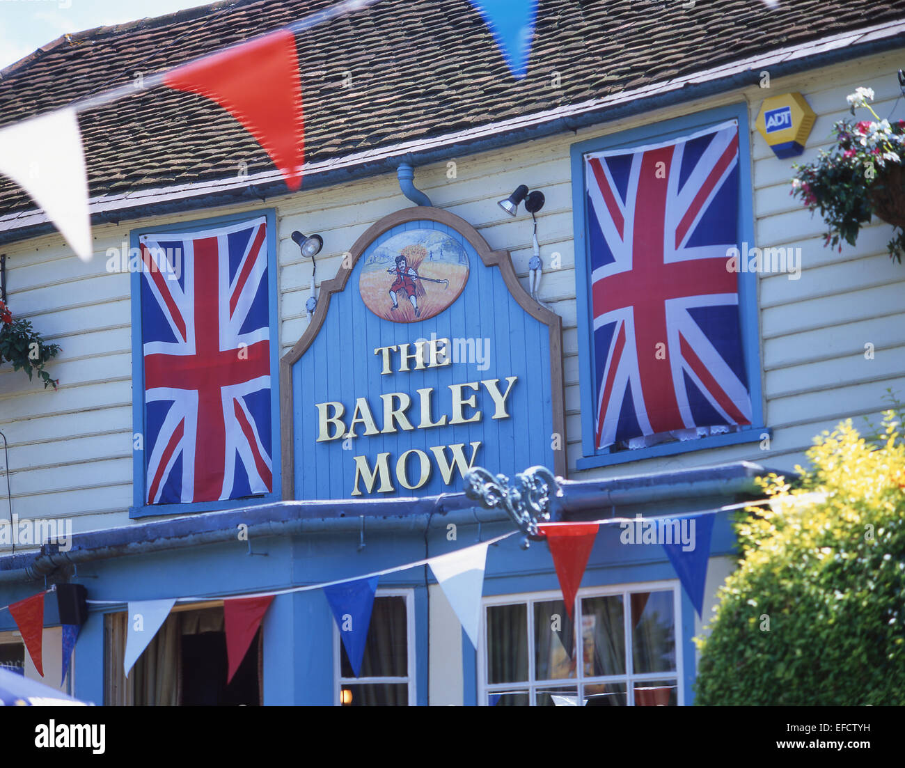 18e siècle Barley Mow pub avec Bunting, le Livre vert, Englefield Green, Surrey, Angleterre, Royaume-Uni Banque D'Images