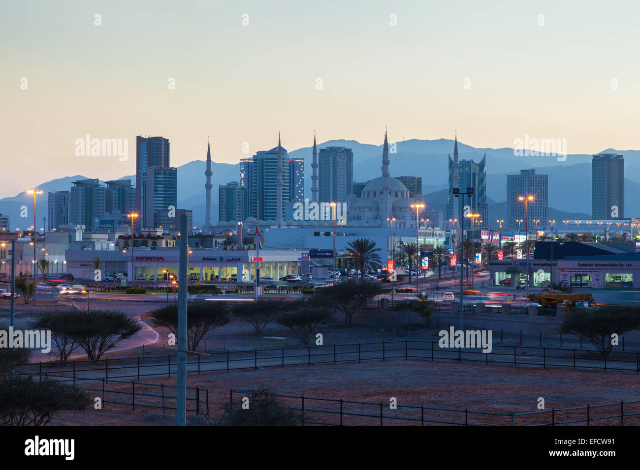 Vue de la ville de Fujairah au crépuscule. Fujairah, Émirats Arabes Unis Banque D'Images