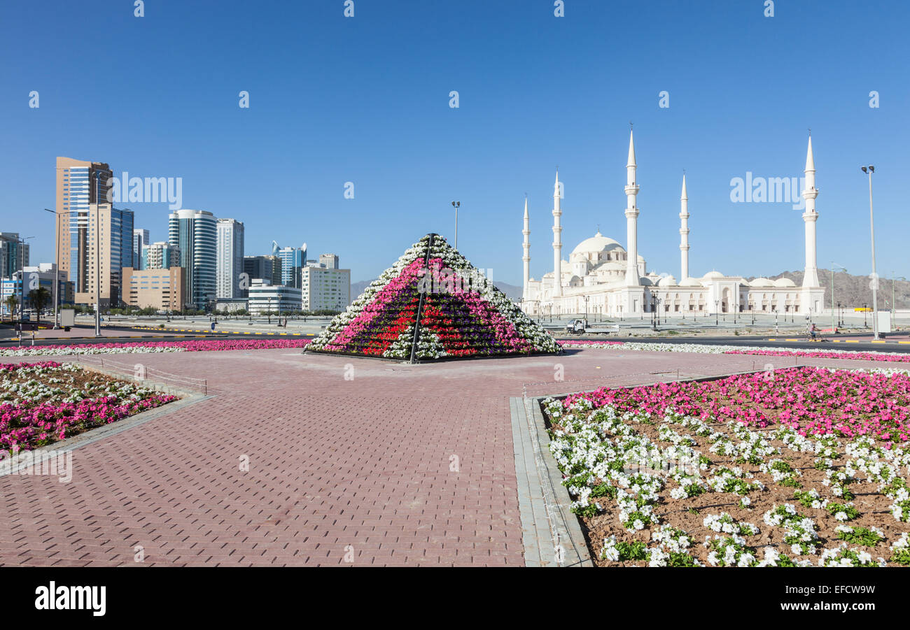Pyramide de fleurs et la Grande Mosquée de Fujairah, Émirats Arabes Unis Banque D'Images