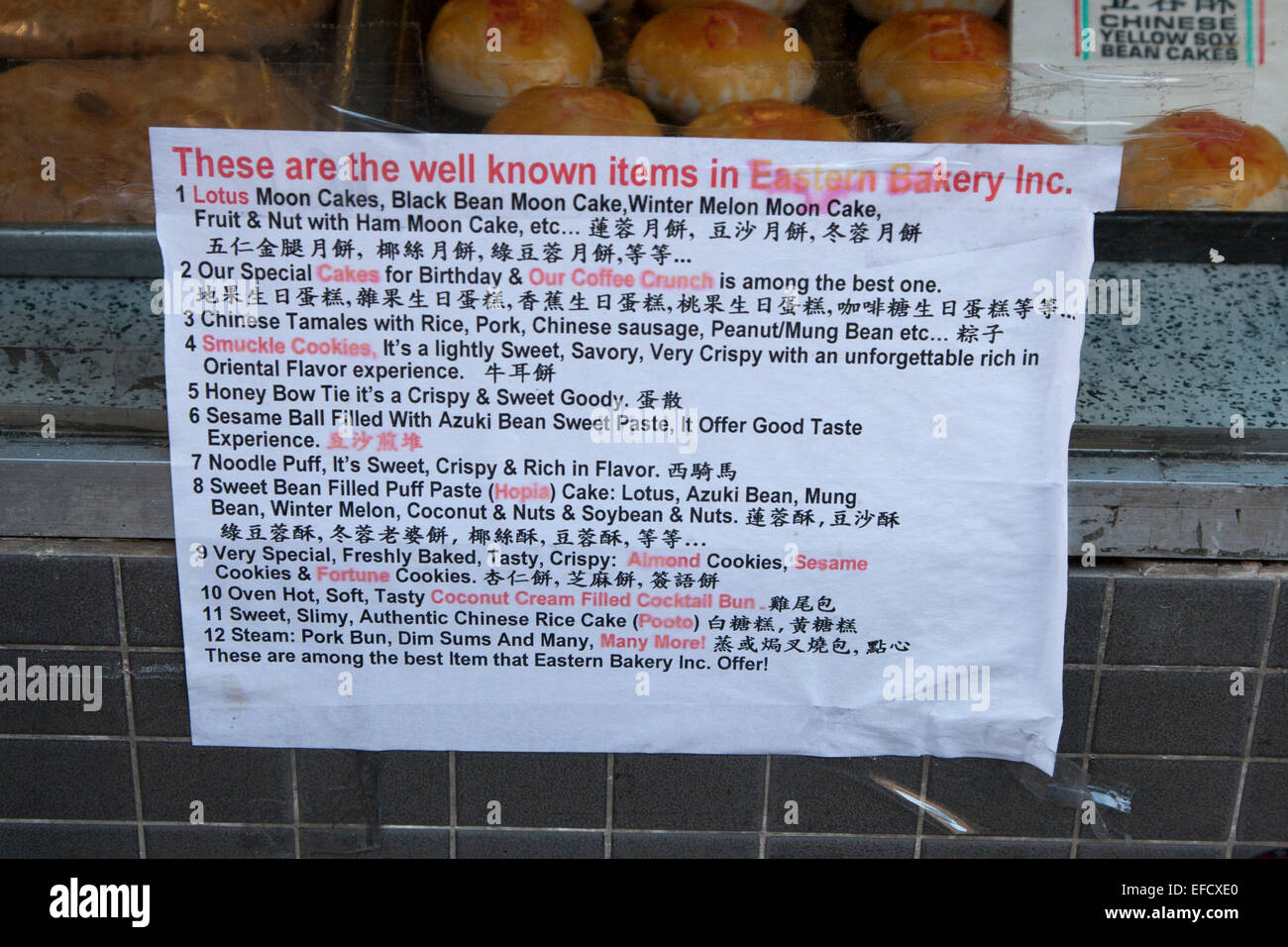 Une liste des éléments bien connus du ruban adhésif sur la fenêtre à l'Est de la boulangerie dans le quartier chinois, San Francisco, Californie. Banque D'Images