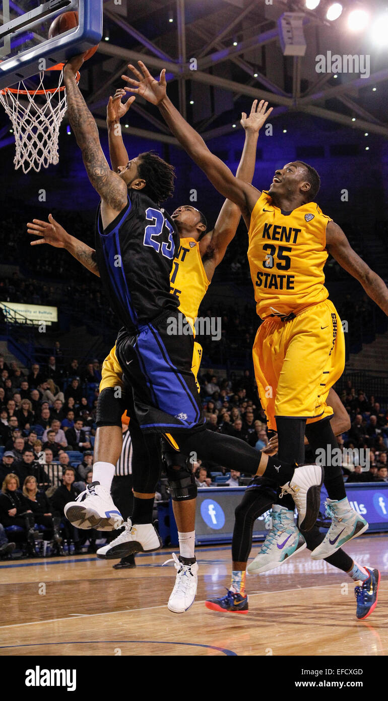 Buffalo Bulls avant Justin Moss (23) bat Kent State Golden Flashes avant Jimmy Hall (35) et de l'avant Marquiez Lawrence (20) à la jante pour deux points au cours de la seconde moitié d'un jeu de basket-ball universitaire de la NCAA. Buffalo défait Kent State 80-55 le Vendredi, Janvier 30, 2015, à Buffalo, N.Y. Vendredi, 30 janvier 2015, à Buffalo, N.Y. Banque D'Images