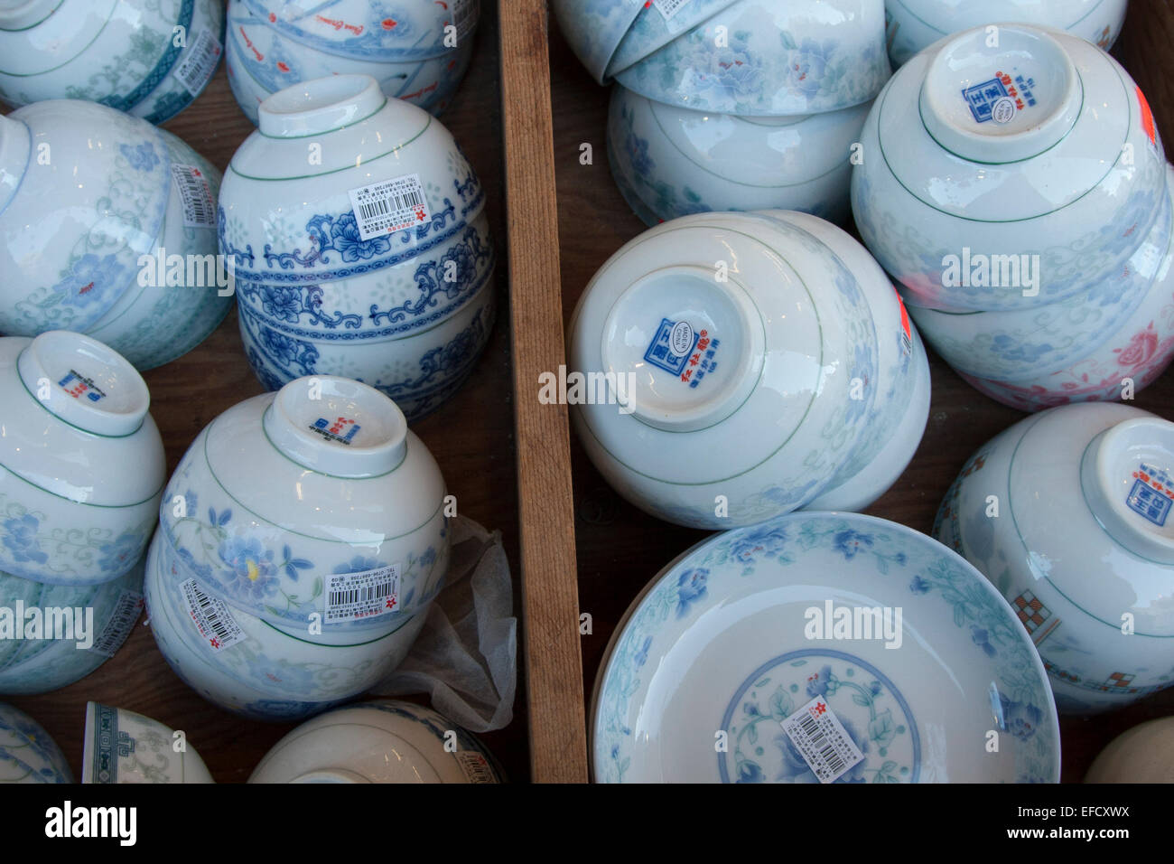 Bols bleu et blanc à vendre à Chinatown, San Francisco, Californie. Banque D'Images