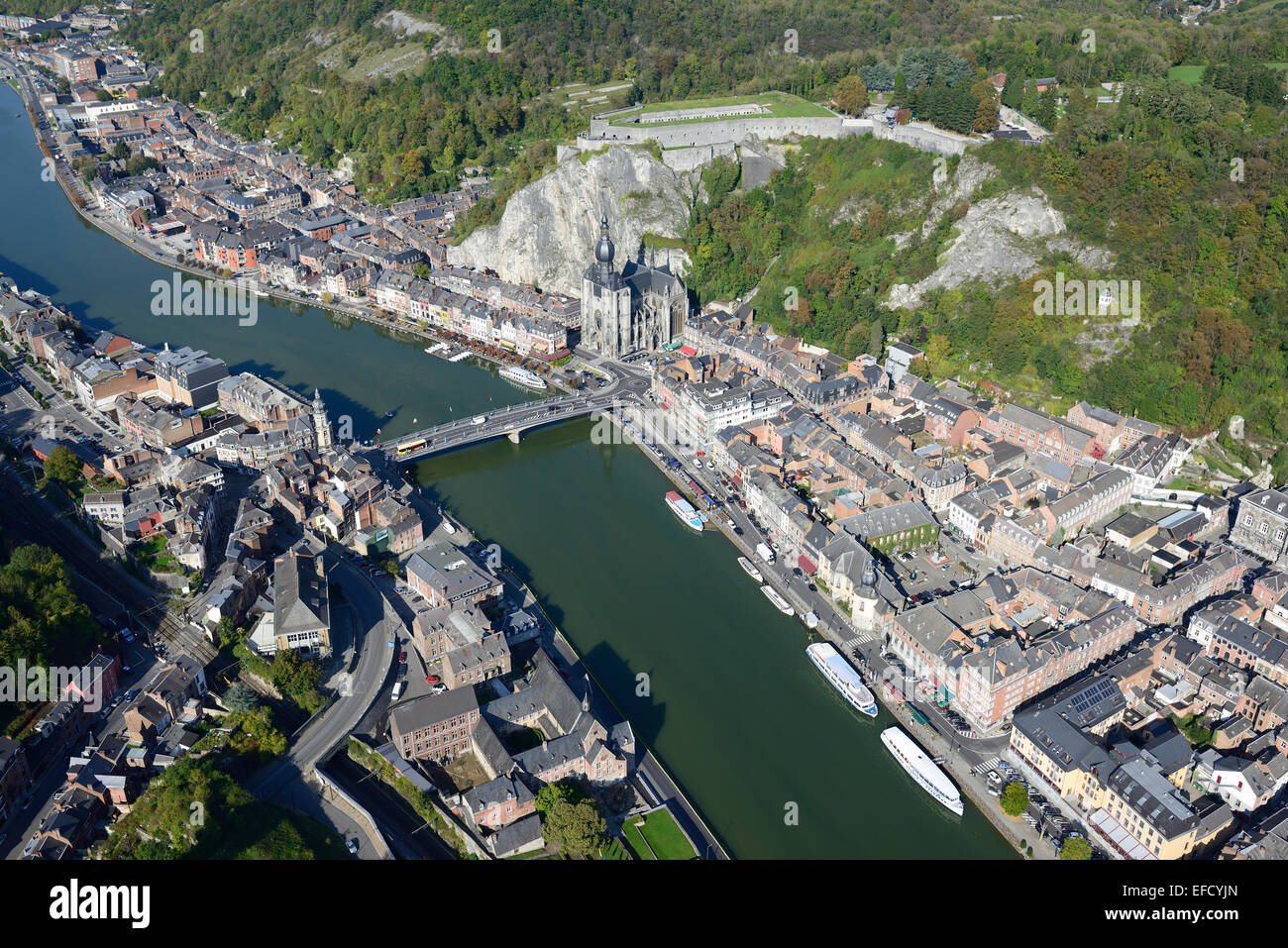 VUE AÉRIENNE.Ville de Dinant sur les rives de la Meuse.Province de Namur, Wallonie, Belgique. Banque D'Images