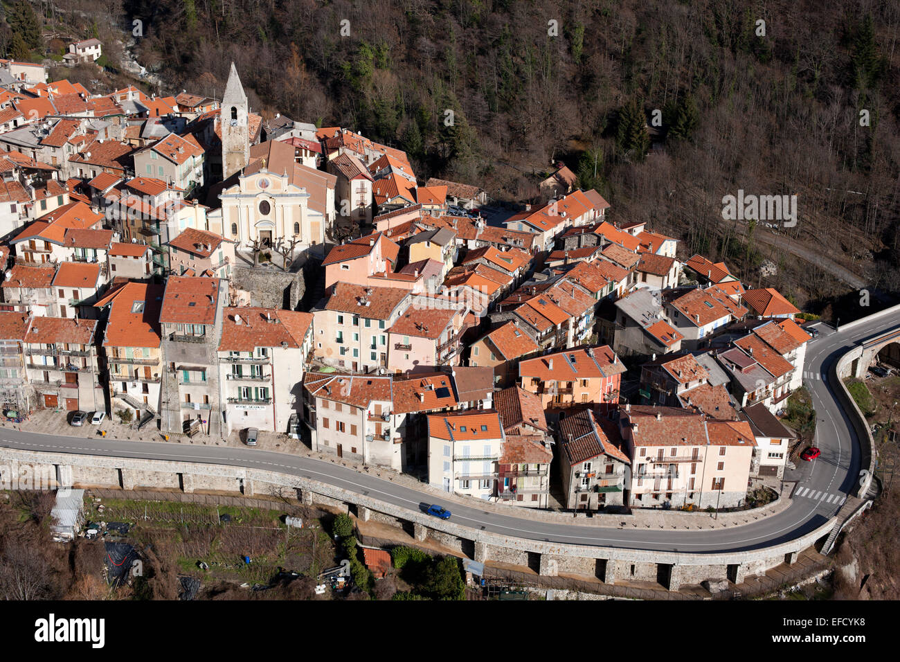 VUE AÉRIENNE.Cité médiévale au confluent de la Vésubie et du Boréon en hiver.Saint-Martin-Vésubie, Alpes-Maritimes, France. Banque D'Images