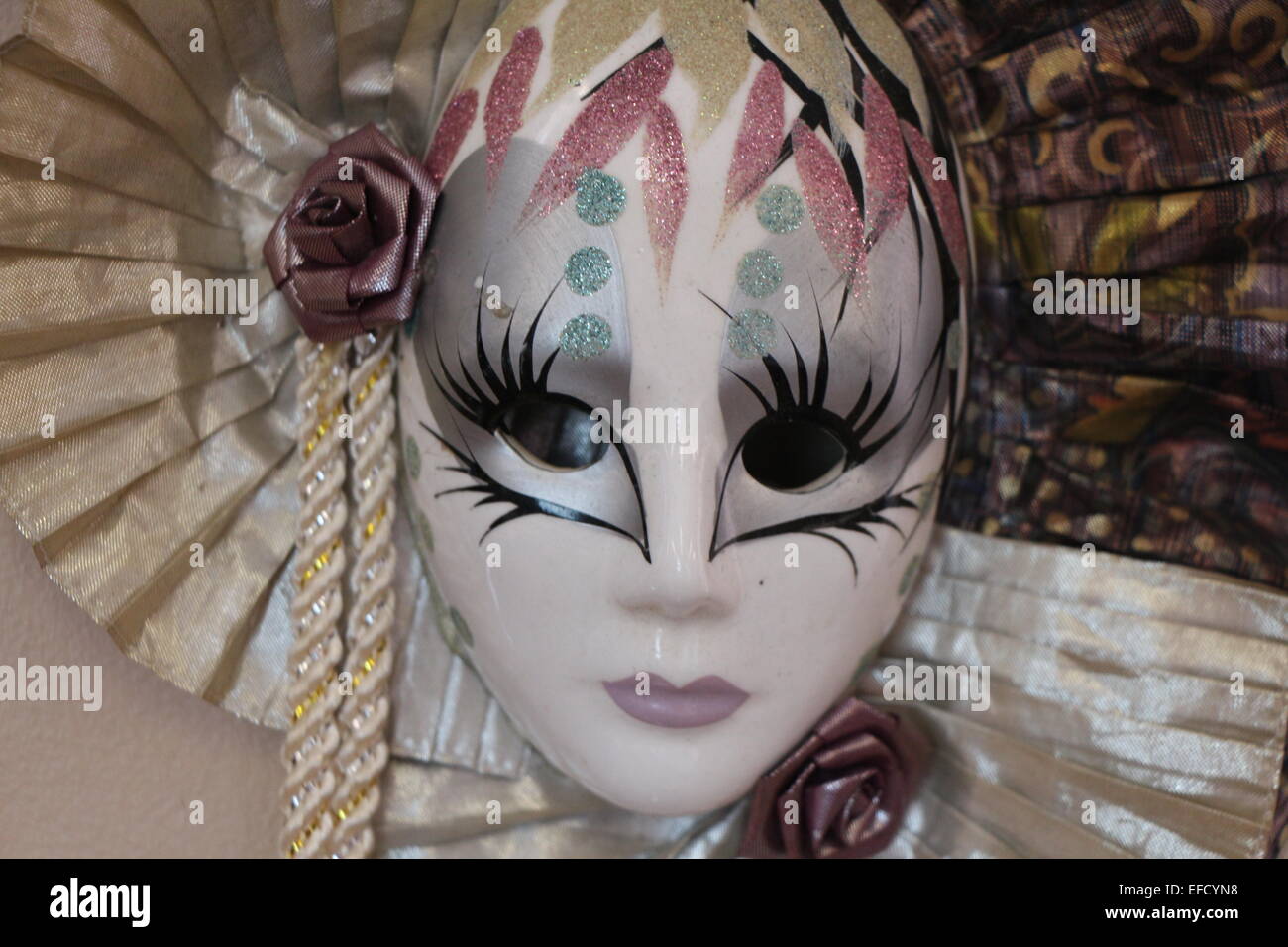 Une photo d'un masque,peint à la main.mask masque peint,masque,avec rose,joli visage Banque D'Images