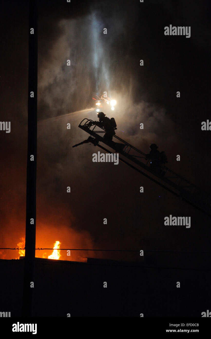 Les pompiers se préparent à une bataille de feu ci-dessus. Banque D'Images