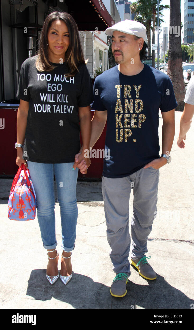Arthel Neville dehors et environ sur Sunset Boulevard avec son mari, Taku Hirano comprend : Arthel Neville,Hirano Taku Où : Los Angeles, California, United States Quand : 29 Oct 2014 Banque D'Images