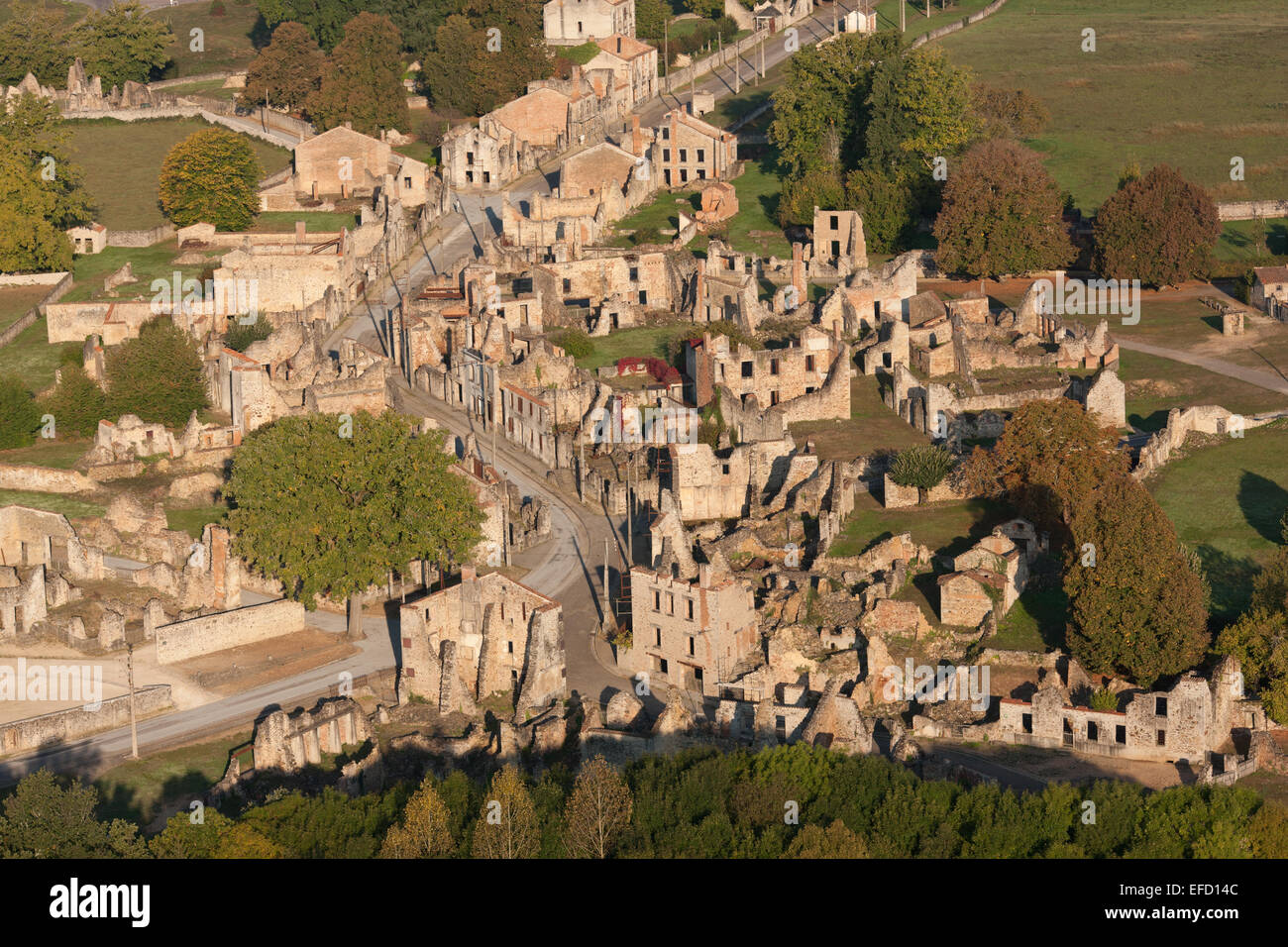 VUE AÉRIENNE.Village martyr.Village détruit en WW2 par les troupes allemandes.Oradour-sur-Glane, haute-Vienne, Limousin, Nouvelle-Aquitaine, France. Banque D'Images