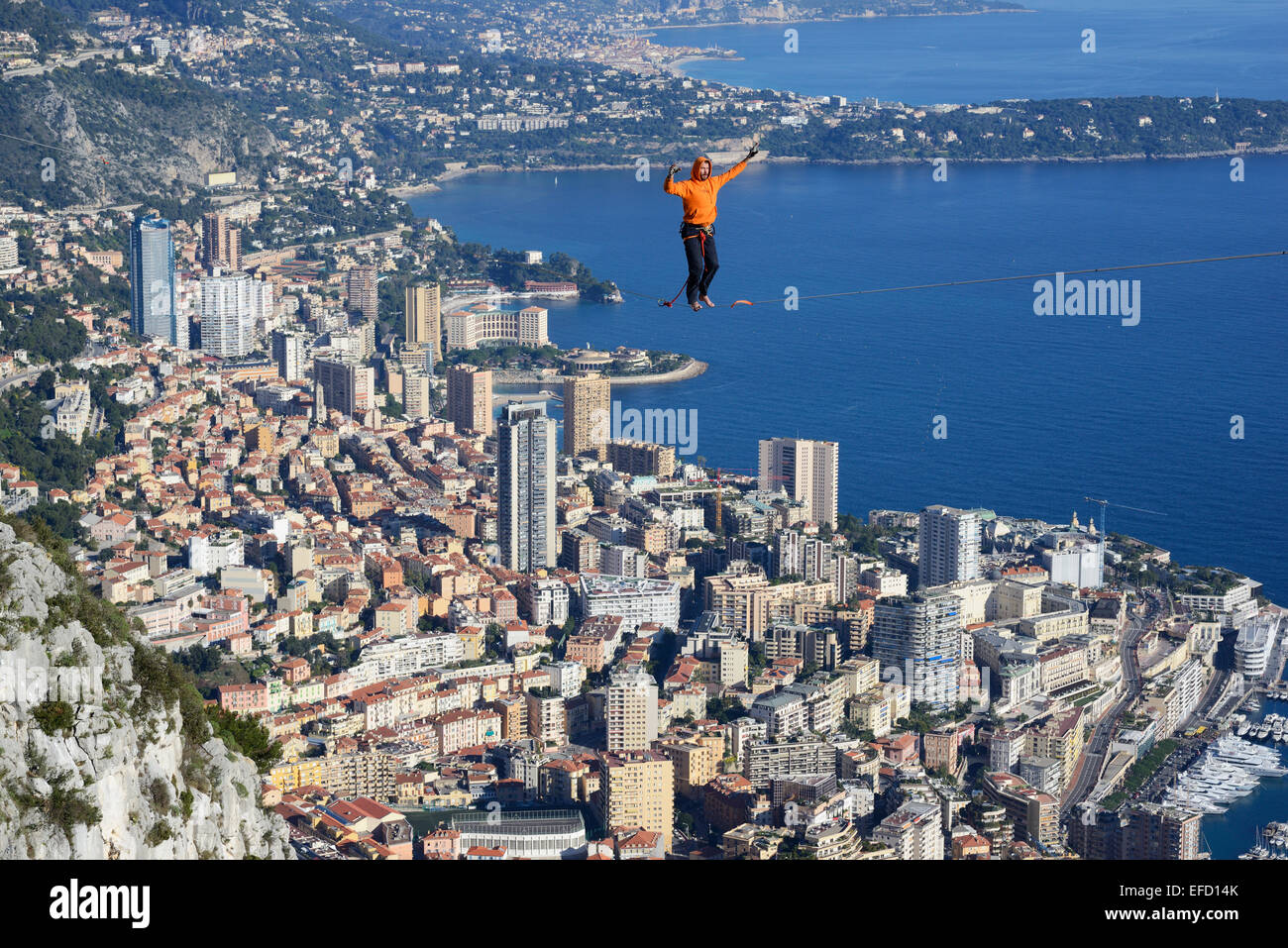 Jeune homme à une altitude de 550 mètres au-dessus du niveau de la mer.Principauté de Monaco au loin.La Turbie, France. Banque D'Images