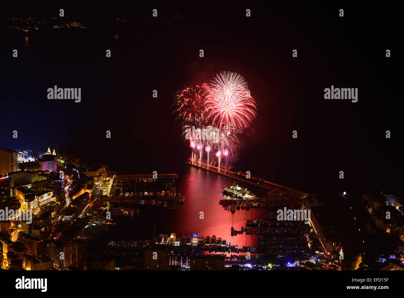 Feux d'artifice au-dessus de Port Hercule pour célébrer la nouvelle année (01/01/2015).Principauté de Monaco. Banque D'Images