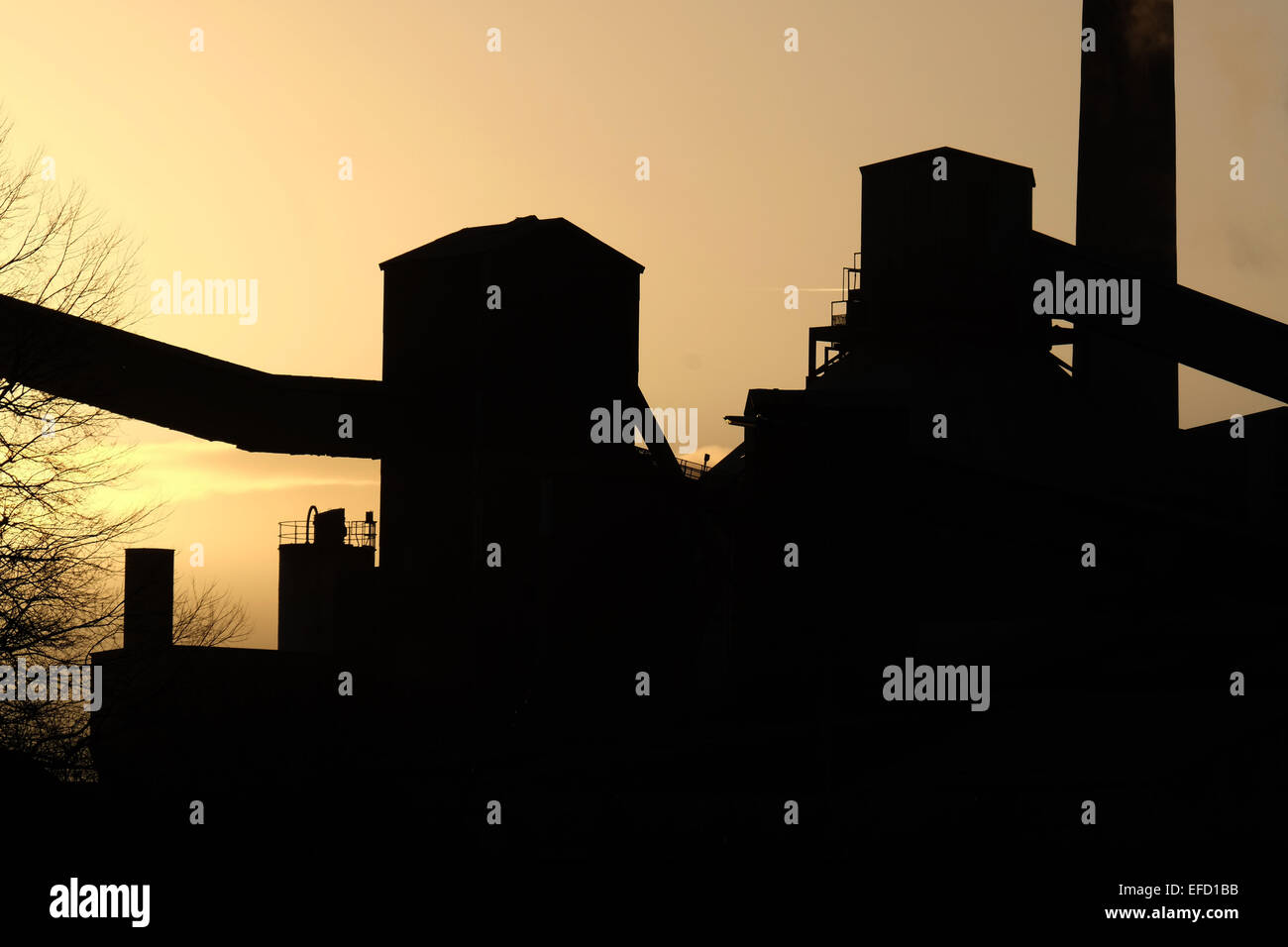 Silhouette de l'usine de ciment en fin d'après-midi. Banque D'Images