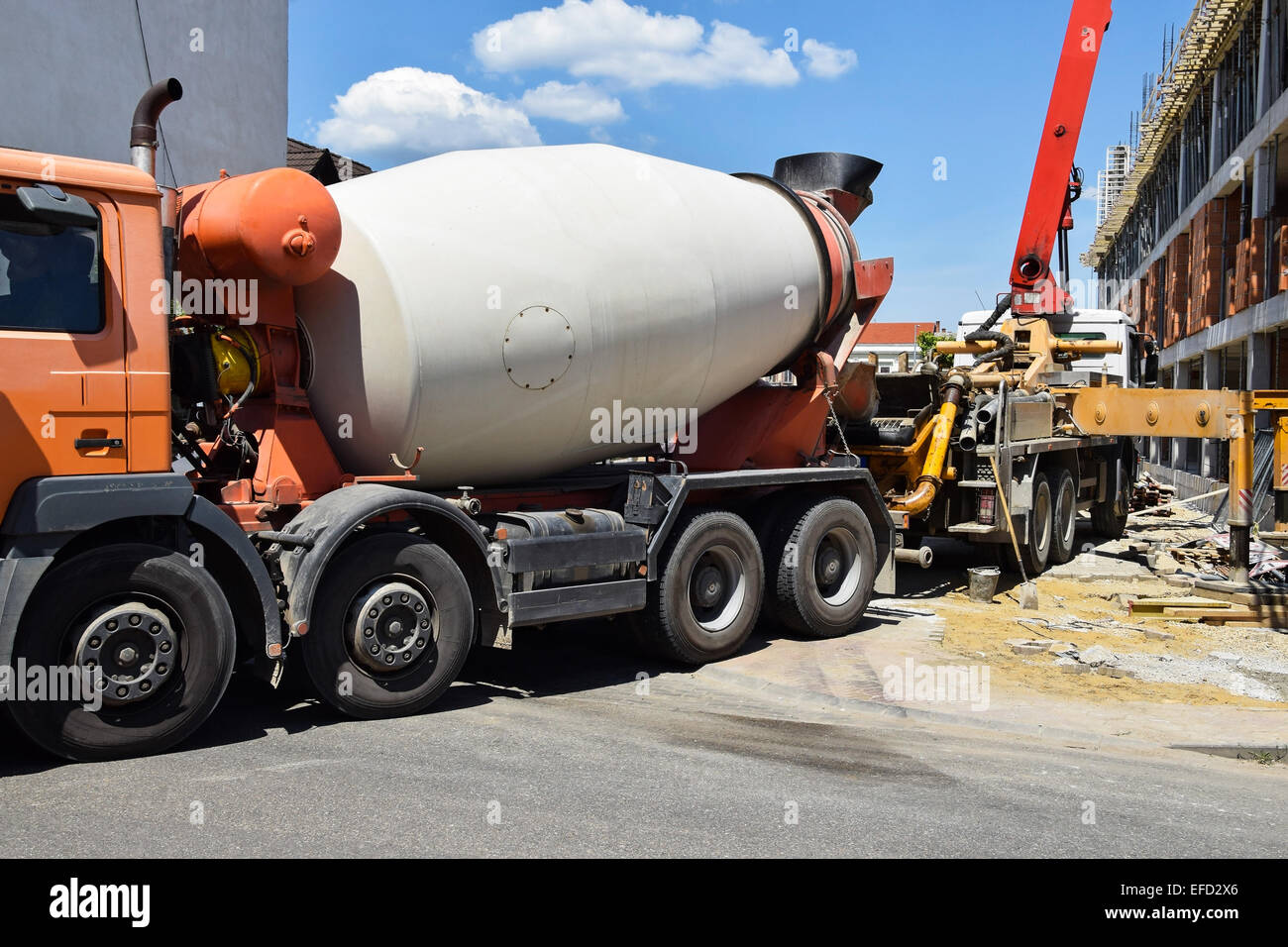 Camion malaxeur de ciment sur le chantier de construction Banque D'Images