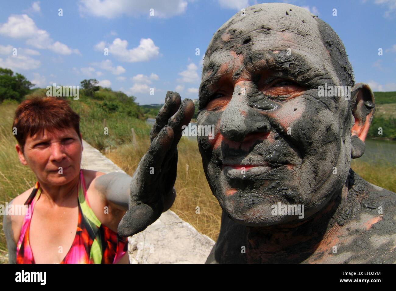 La boue noire de visiteurs sur leur corps comme ils participent à la tradition de l'utilisation de la boue d'un lac près de la mer Noire, l'emplacement de Tuzlata comme purgatif moyens de guérir divers maux corporels. On croit que le qualités réparatrice o Banque D'Images