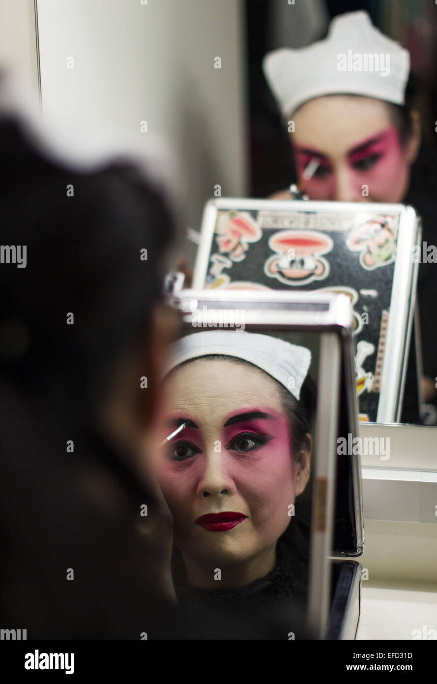 Los Angeles, Californie, USA. Jan 31, 2015. L'Opéra de Beijing Ping Sun actrice s'applique à l'arrière-scène de maquillage avant le spectacle, La Beauté ivre, commence à l'Wallis Annenberg Center for the Performing Arts à Los Angeles, Californie le 31 janvier 2015. Soleil, une actrice de premier ordre national, membre de l'Association des dramaturges, doyen de l'étude de l'Art School of Beijing Foreign Studies University et directeur exécutif de l'Institut de recherche sur l'Opéra Nationale chinoise à l'Université Renmin. Avec une histoire de près de trois cents ans, Opéra de Pékin est un traditionnel theatr Banque D'Images