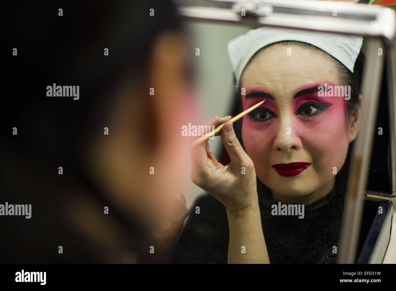 Los Angeles, Californie, USA. Jan 31, 2015. L'Opéra de Beijing Ping Sun actrice s'applique à l'arrière-scène de maquillage avant le spectacle, La Beauté ivre, commence à l'Wallis Annenberg Center for the Performing Arts à Los Angeles, Californie le 31 janvier 2015. Soleil, une actrice de premier ordre national, membre de l'Association des dramaturges, doyen de l'étude de l'Art School of Beijing Foreign Studies University et directeur exécutif de l'Institut de recherche sur l'Opéra Nationale chinoise à l'Université Renmin. Avec une histoire de près de trois cents ans, Opéra de Pékin est un traditionnel theatr Banque D'Images