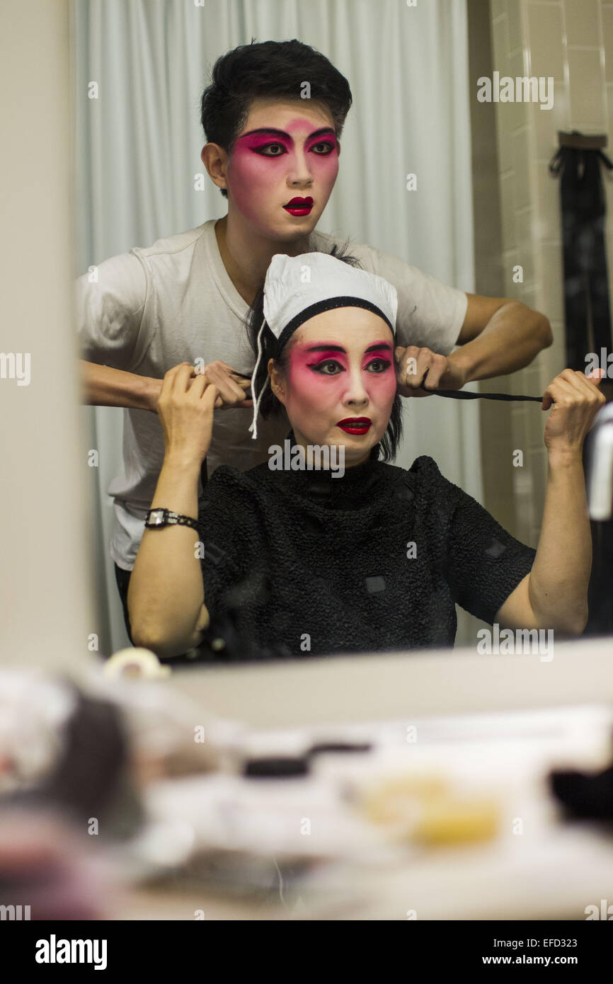 Los Angeles, Californie, USA. Jan 31, 2015. Acteur de l'Opéra de Pékin Shao Zhenkun actrice aide Ping Sun s'habille à l'arrière-scène avant le spectacle, La Beauté ivre, commence à l'Wallis Annenberg Center for the Performing Arts à Los Angeles, Californie le 31 janvier 2015. Soleil, une actrice de premier ordre national, membre de l'Association des dramaturges, doyen de l'étude de l'Art School of Beijing Foreign Studies University et directeur exécutif de l'Institut de recherche sur l'Opéra Nationale chinoise à l'Université Renmin. Avec une histoire de près de trois cents ans, est l'Opéra de Pékin Banque D'Images