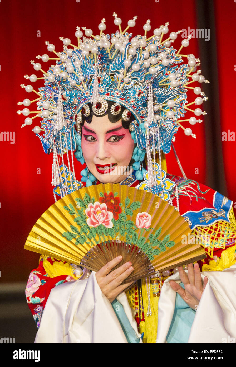 Los Angeles, Californie, USA. Jan 31, 2015. L'Opéra de Beijing Ping Sun actrice habillée dans le costume, le personnage principal de l'Opéra de Beijing, La Beauté ivre, en prestation au Wallis Annenberg Center for the Performing Arts à Los Angeles, Californie le 31 janvier 2015. Soleil, une actrice de premier ordre national, membre de l'Association des dramaturges, doyen de l'étude de l'Art School of Beijing Foreign Studies University et directeur exécutif de l'Institut de recherche sur l'Opéra Nationale chinoise à l'Université Renmin. Avec une histoire de près de trois cents ans, l'Opéra de Beijing est une tradi Banque D'Images