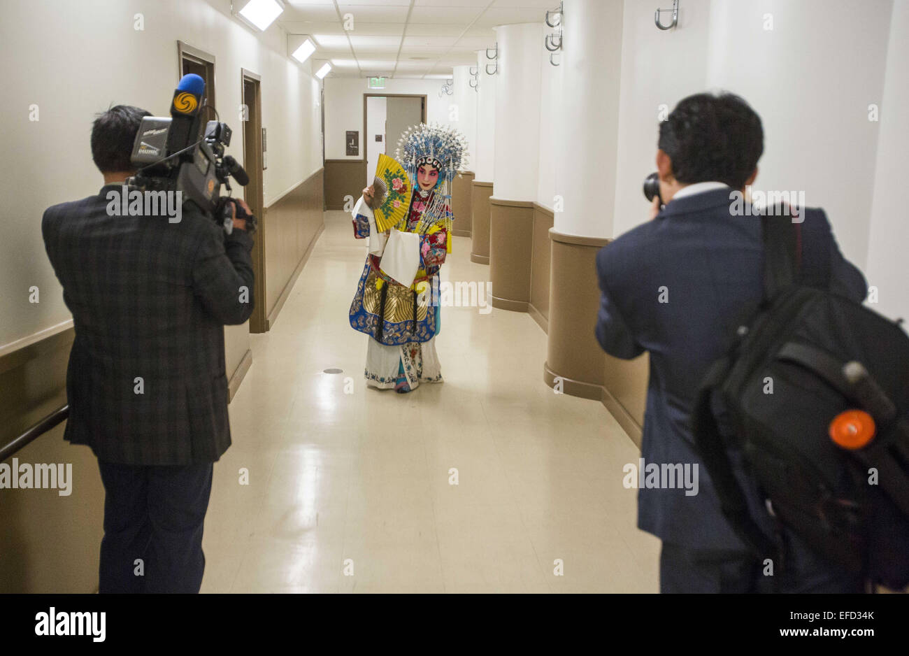 Los Angeles, Californie, USA. Jan 31, 2015. L'Opéra de Beijing Sun Ping, actrice pose pour les médias à l'arrière-scène avant le spectacle, La Beauté ivre, commence à l'Wallis Annenberg Center for the Performing Arts à Los Angeles, Californie le 31 janvier 2015. Soleil, une actrice de premier ordre national, membre de l'Association des dramaturges, doyen de l'étude de l'Art School of Beijing Foreign Studies University et directeur exécutif de l'Institut de recherche sur l'Opéra Nationale chinoise à l'Université Renmin. Avec une histoire de près de trois cents ans, Opéra de Pékin est un traditionnel thea Banque D'Images