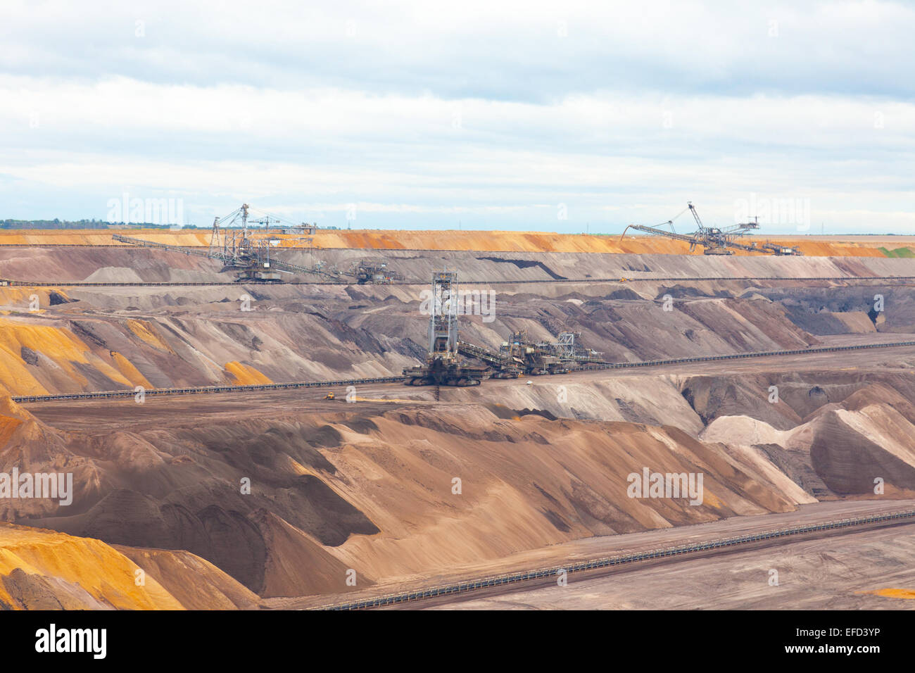 Roue-pelle à benne dans une mine à ciel ouvert de l'industrie extractive avec paysage. Banque D'Images