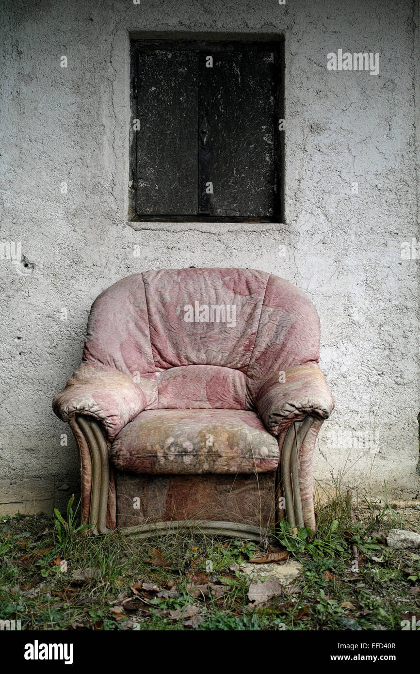 Vieux fauteuil vide dans la chambre/ Banque D'Images