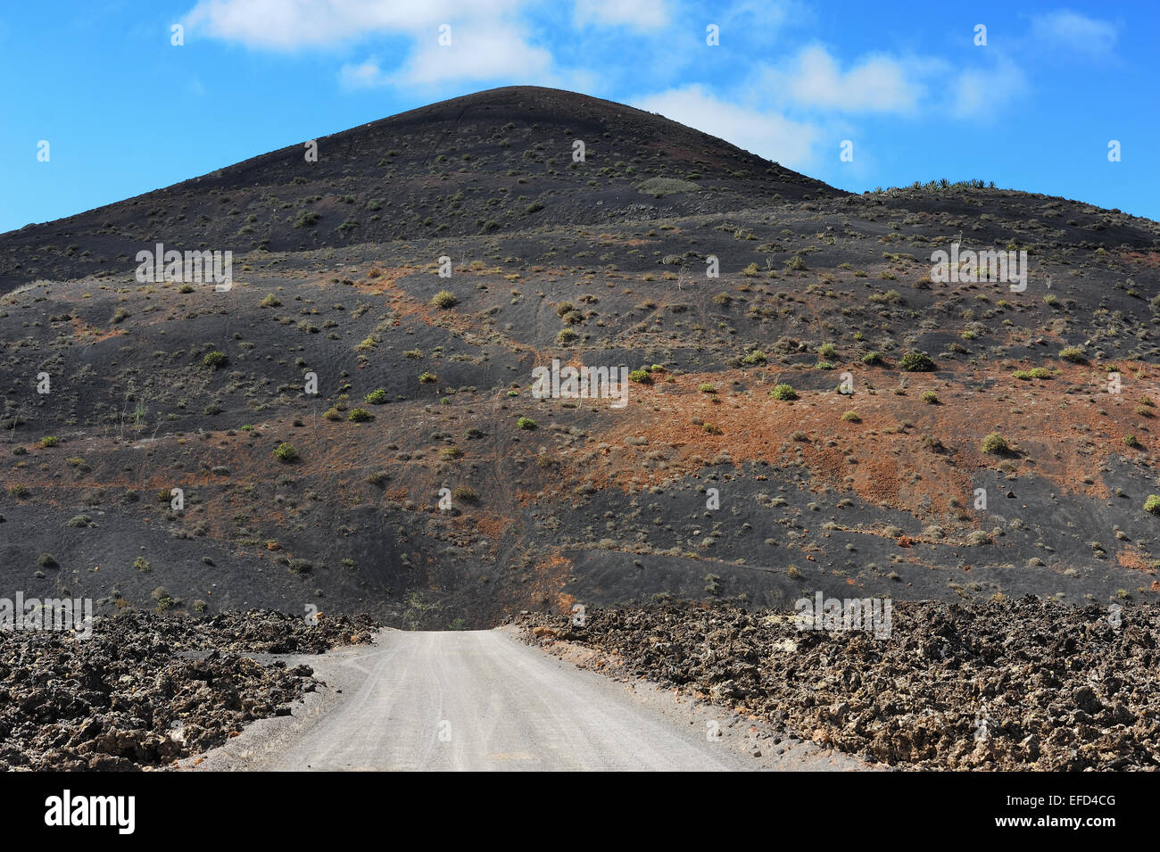 Sur une route au paysage volcanique sauvage de l'île de Lanzarote, îles Canaries, Espagne Banque D'Images