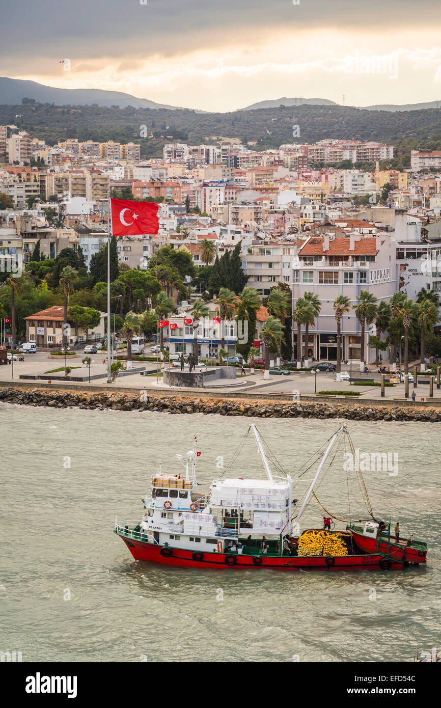 Un chalutier de pêche bateau dans le port de Kusadasi, Turquie, de l'Eurasie. Banque D'Images