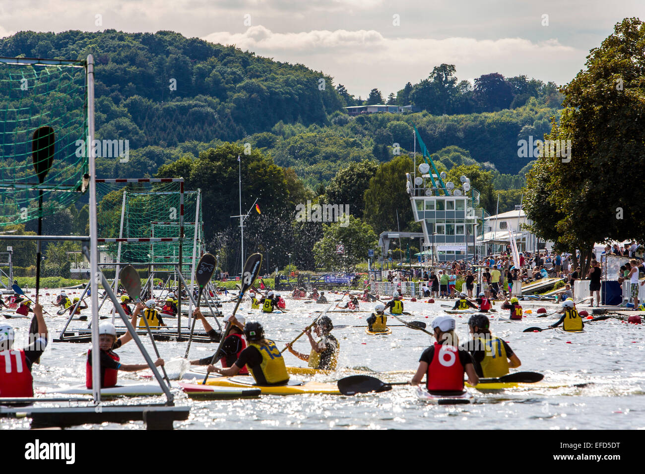 Plus grand tournoi de kayak polo à 'lac' Baldeneysee, rivière Ruhr, à Essen, en Allemagne, avec plus de 1300 participants, Banque D'Images