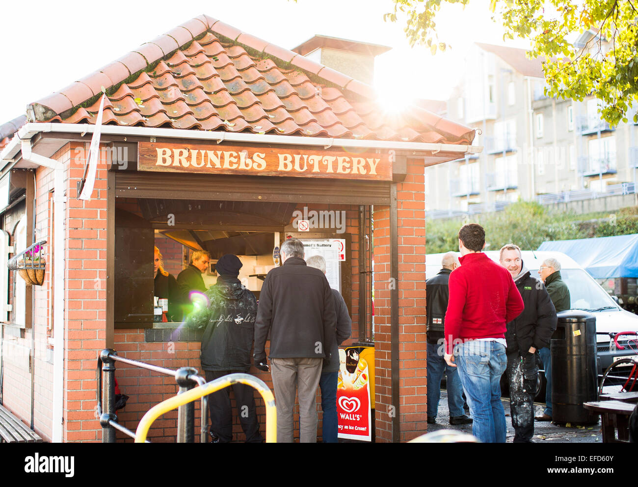 Les gens en file sur le beurre de Brunel à Bristol Harbourside. Banque D'Images