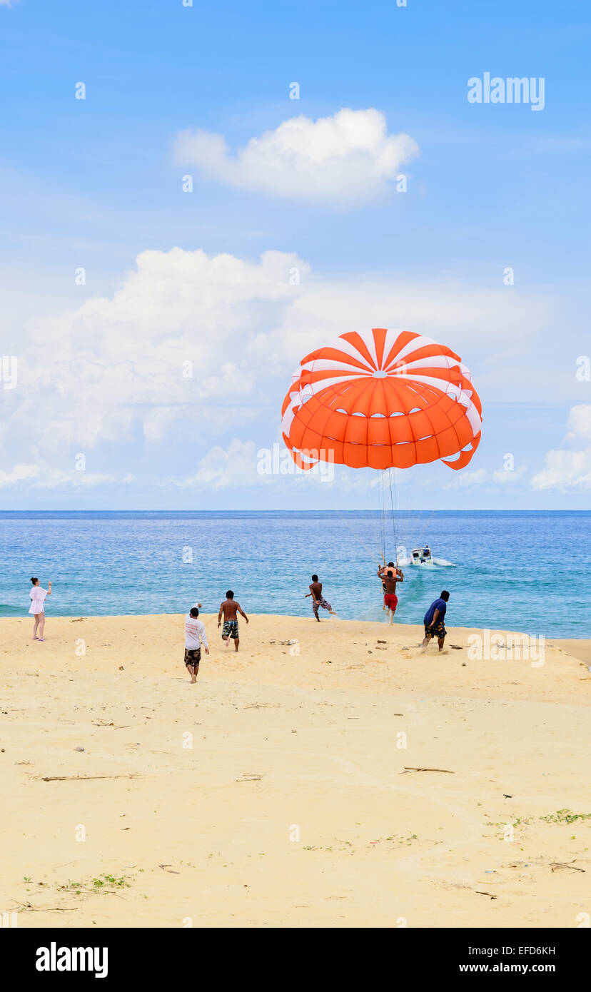 Le Parapente à Karon Beach, île de Phuket, Thaïlande Banque D'Images